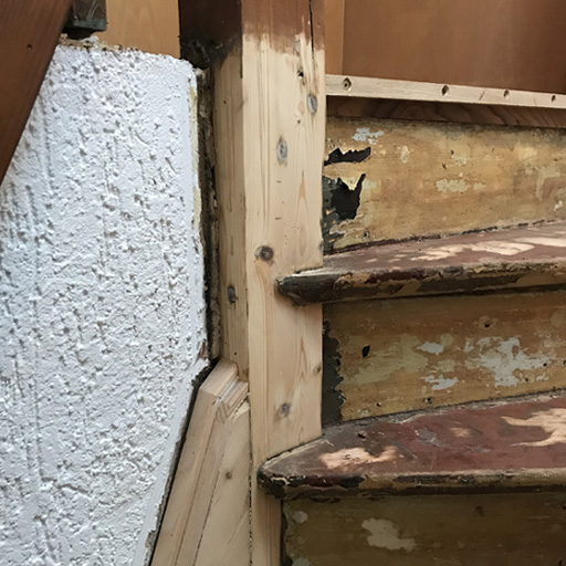 Schäden am tragenden Balken der Treppe ausgebessert
